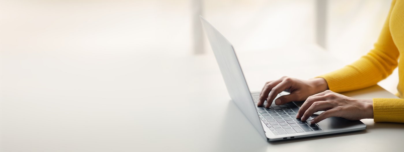 Bild: Arbeiten am Laptop